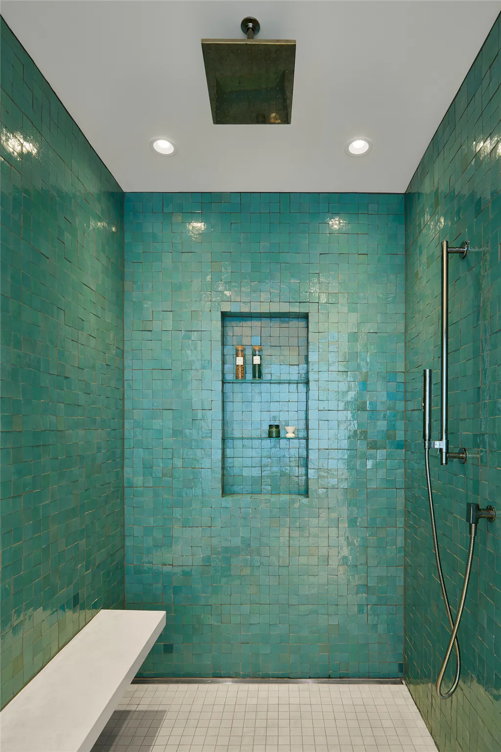 Monochrome contemporary bathroom with bathtub and mirror.