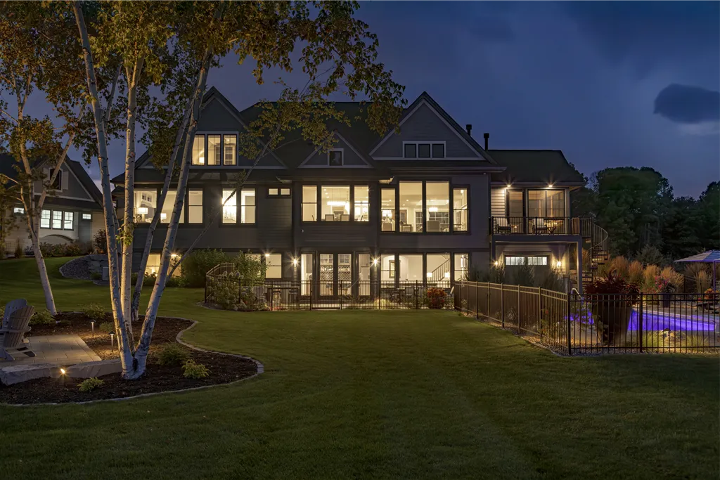 Exploring the Stunning Tree-Filled Landscape: A Perfect Blend of Nature and Architecture