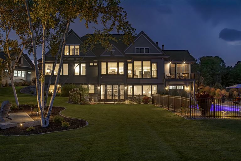 Exploring the Stunning Tree-Filled Landscape: A Perfect Blend of Nature and Architecture