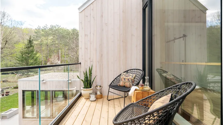 Scandinavian Barnhouse - Upper Porch